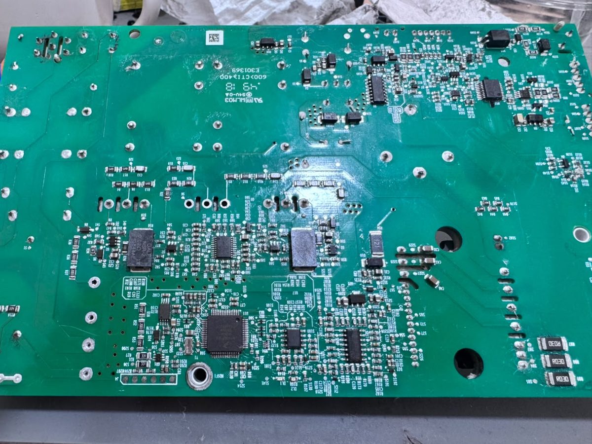 Lado de soldadura de una placa industrial durante el levantamiento del circuito