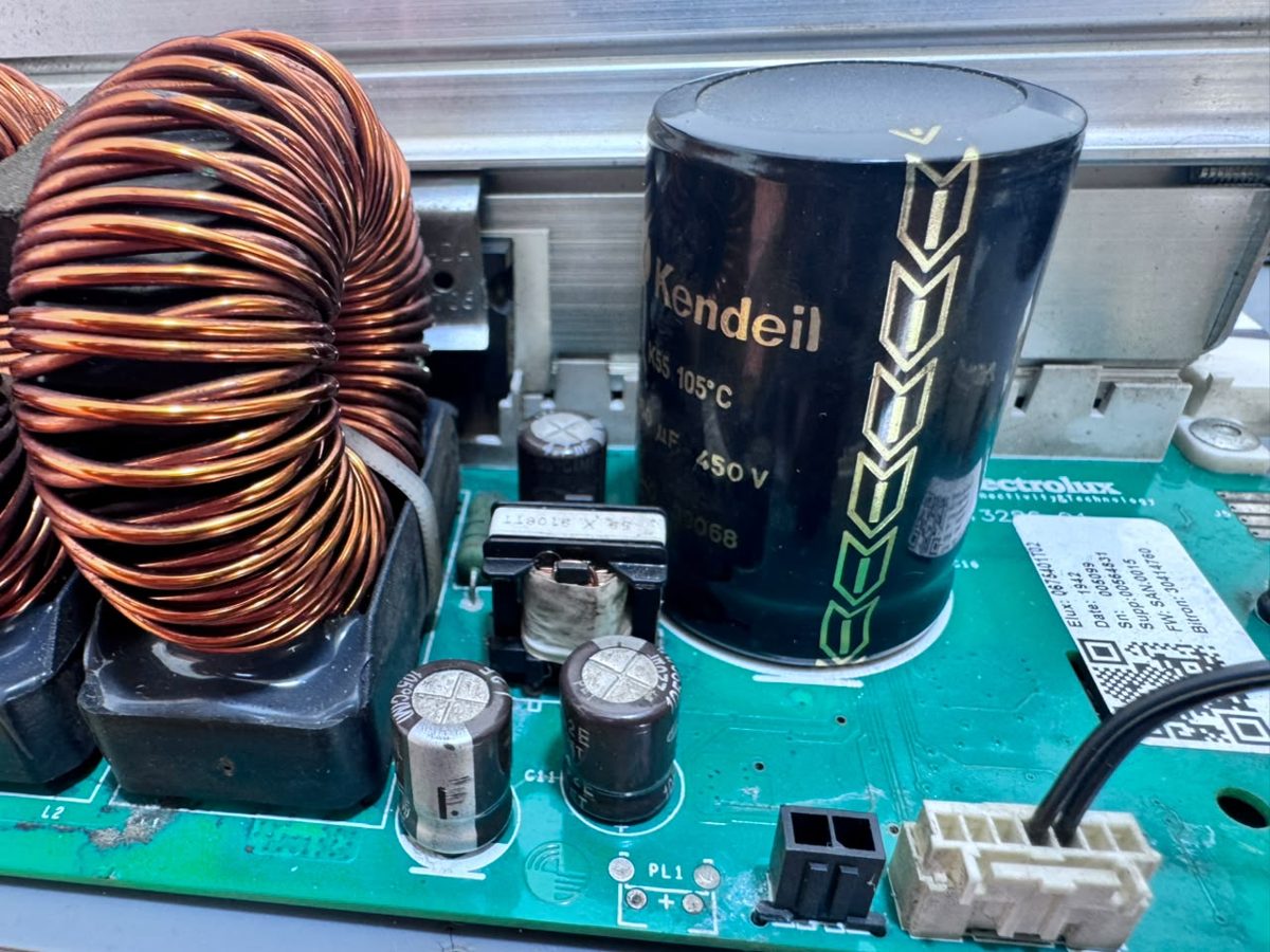 Toroide y condensador del bus DC en una placa inversora de horno profesional